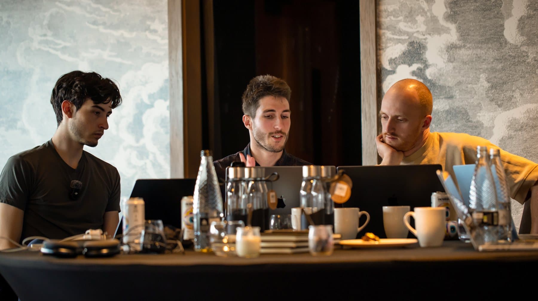 Gonzalo Lasa explicando en el ordenador a otros dueños de agencia